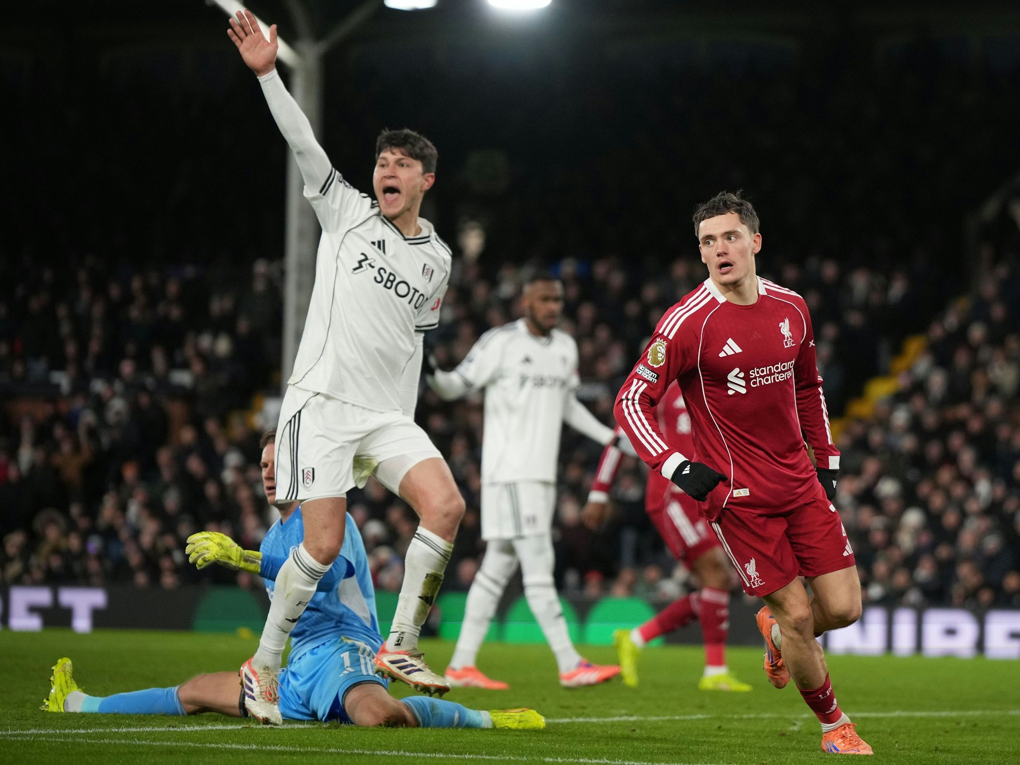 Liverpools Florian Wirtz (r) blickt zum Linienrichter, nachdem er das erste Tor seiner Mannschaft erzielt hat.