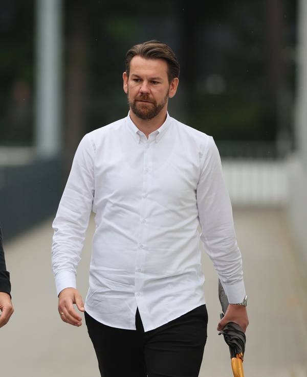 Philipp Türoff und Thomas Kessler gehen nebeneinander.