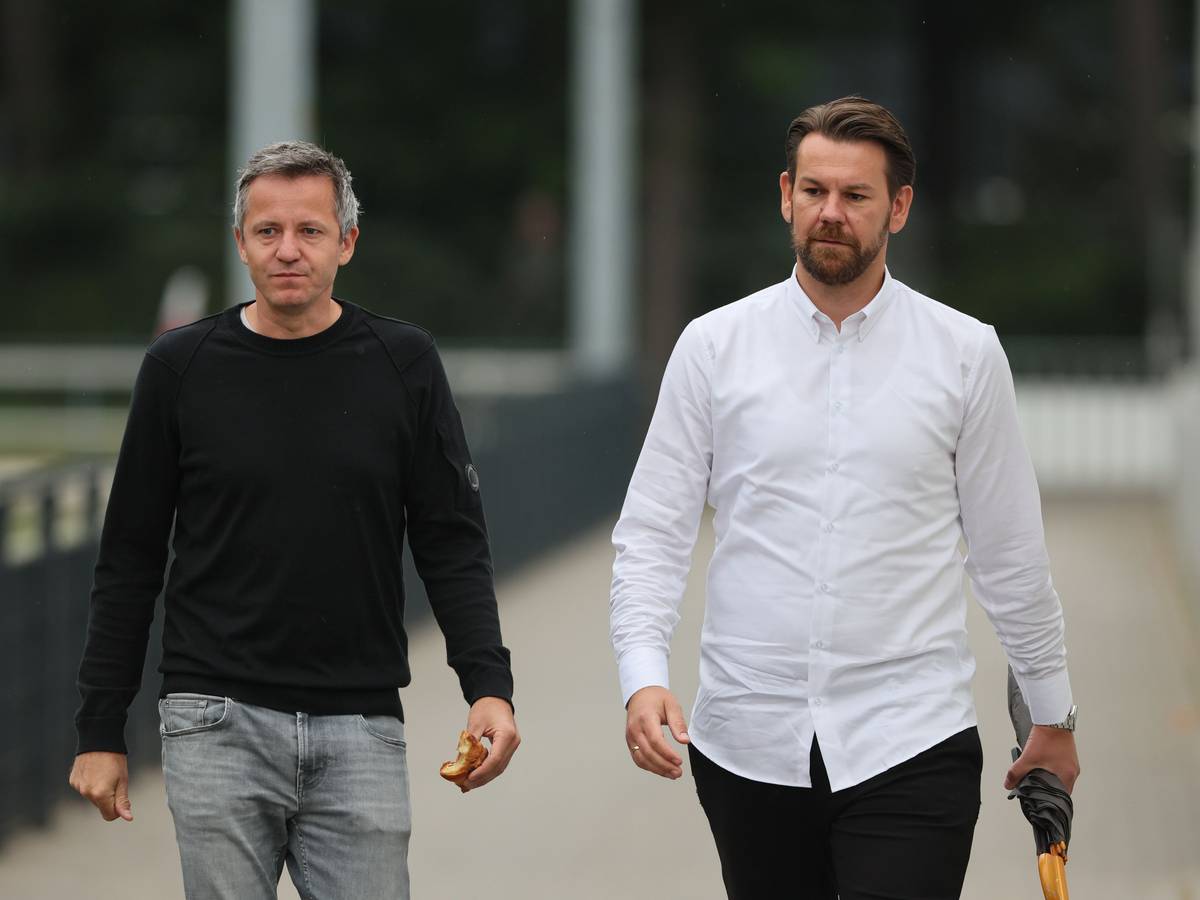 Philipp Türoff und Thomas Kessler gehen nebeneinander.