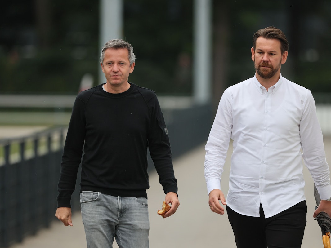 Philipp Türoff und Thomas Kessler gehen nebeneinander.