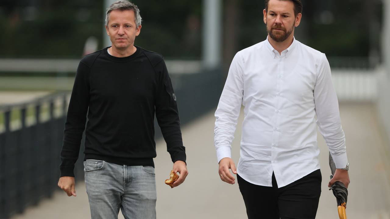 Philipp Türoff und Thomas Kessler gehen nebeneinander.