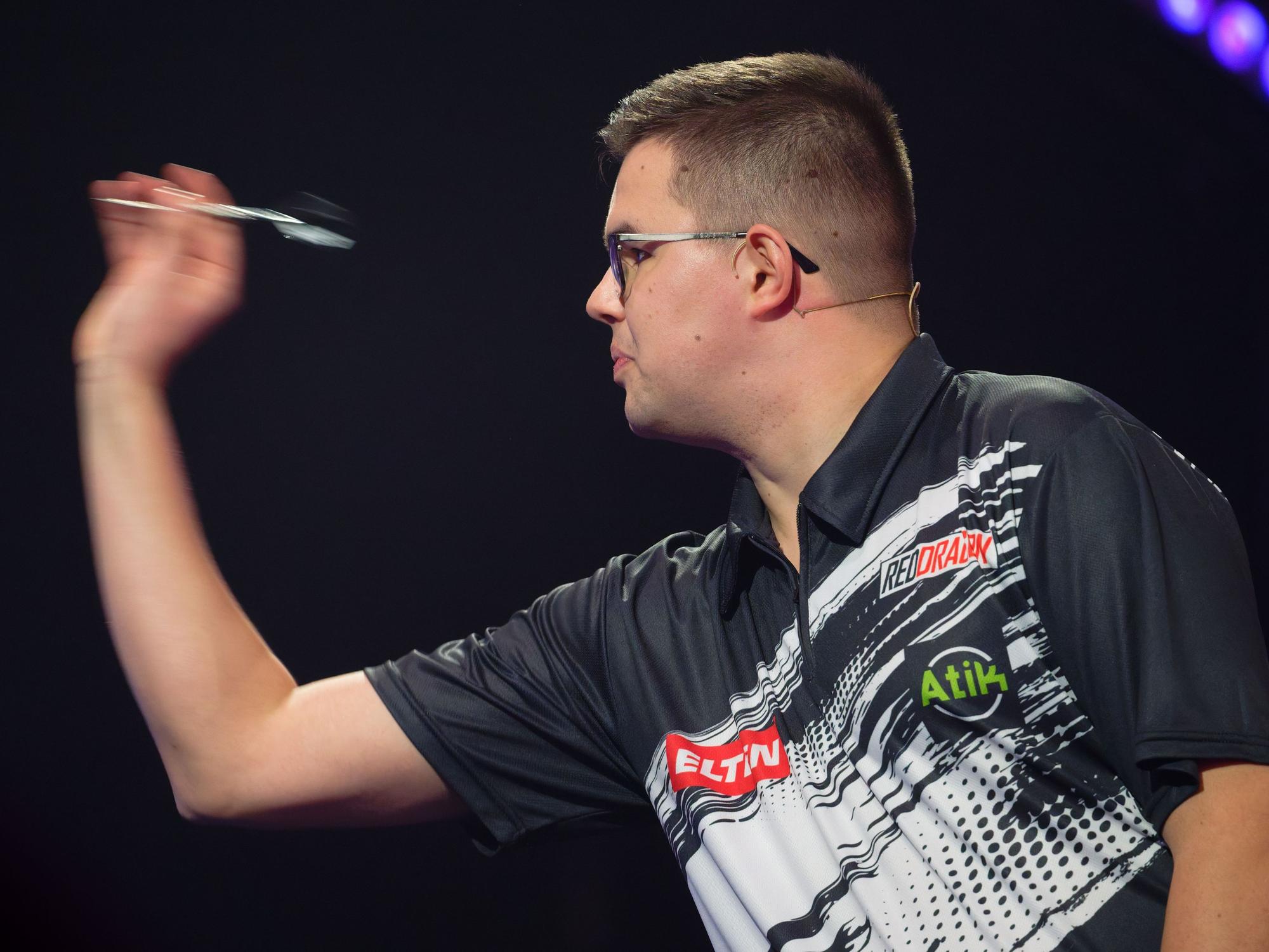 Gian van Veen steht bei der Promi-Darts-WM 2026 auf der Bühne.