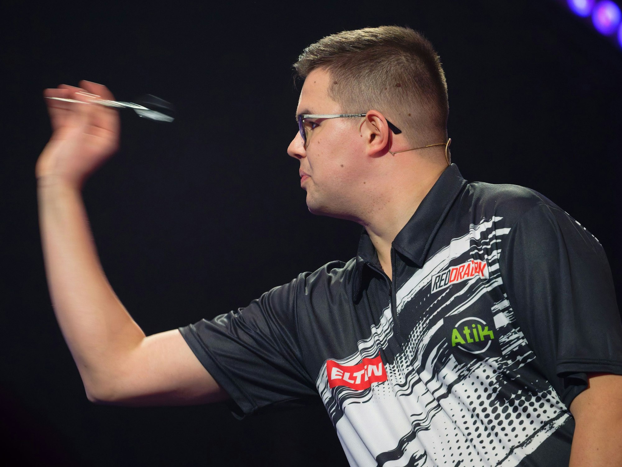 Gian van Veen steht bei der Promi-Darts-WM 2026 auf der Bühne.