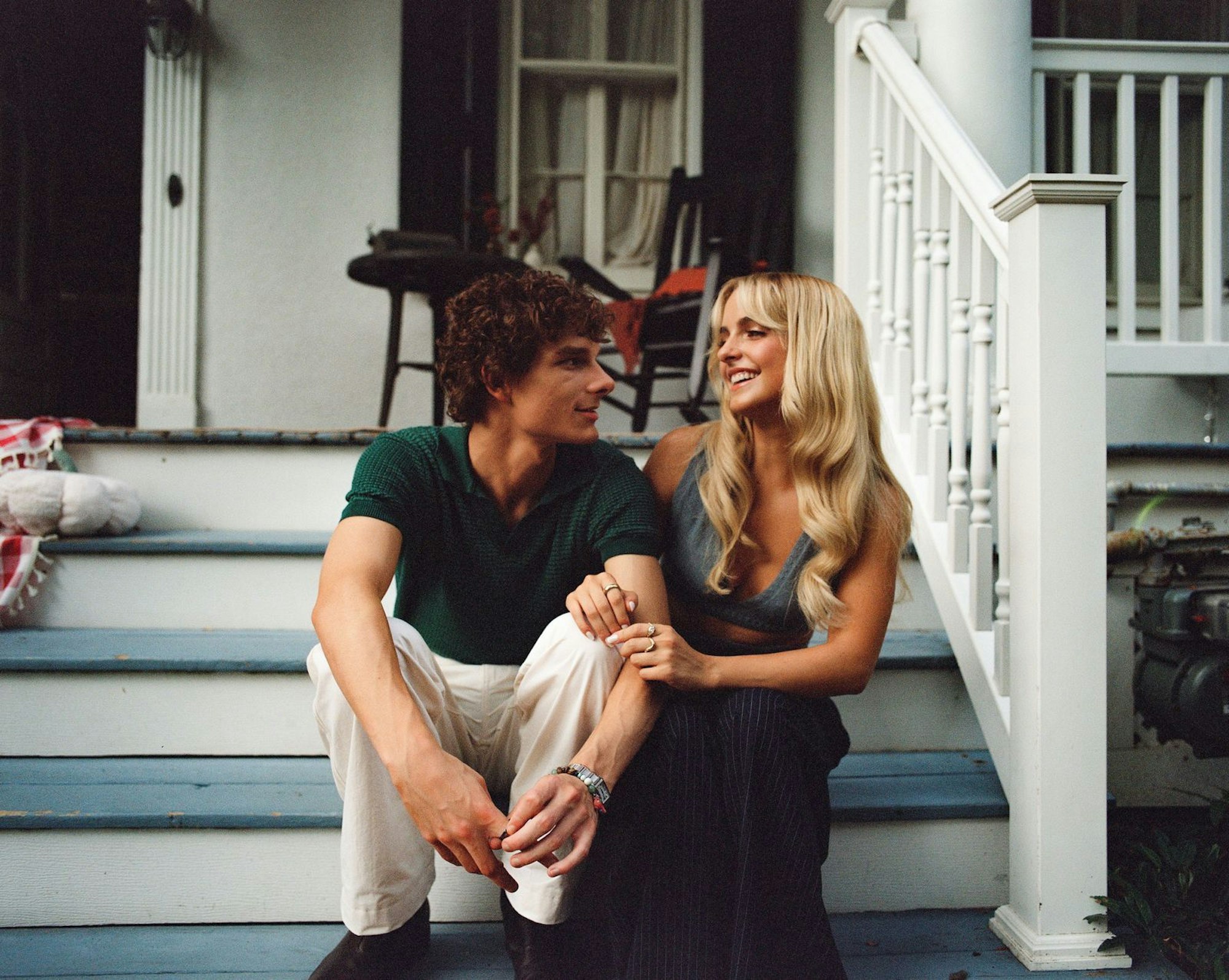 Clara Grant (Mckenna Grace) und Miller Adams (Mason Thames)stehen als junges Liebespaar im Mittelpunkt der Romanverfilmung. (Bild: Constantin FIlm)