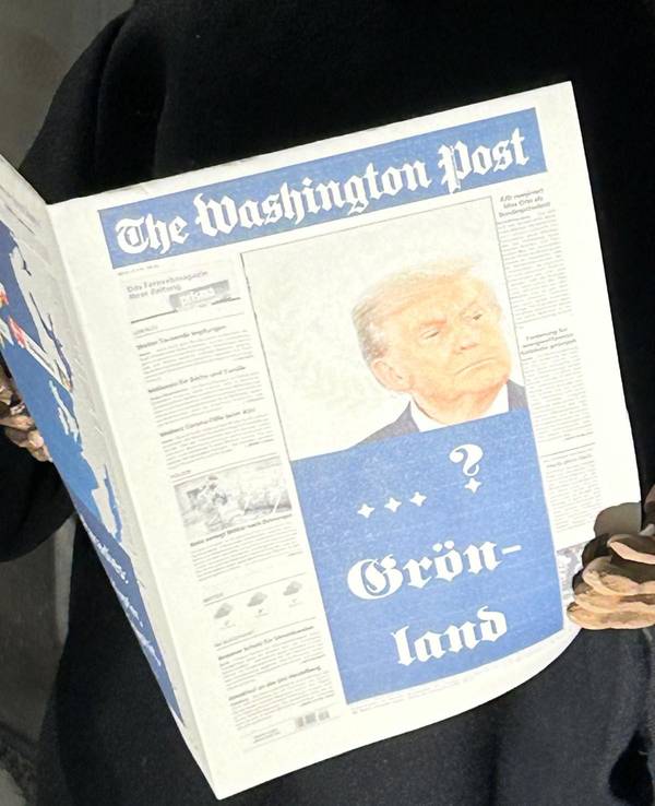 Krippenfigur mit Zeitung