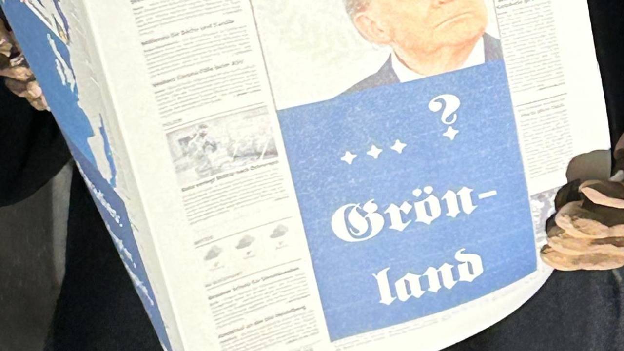 Krippenfigur mit Zeitung