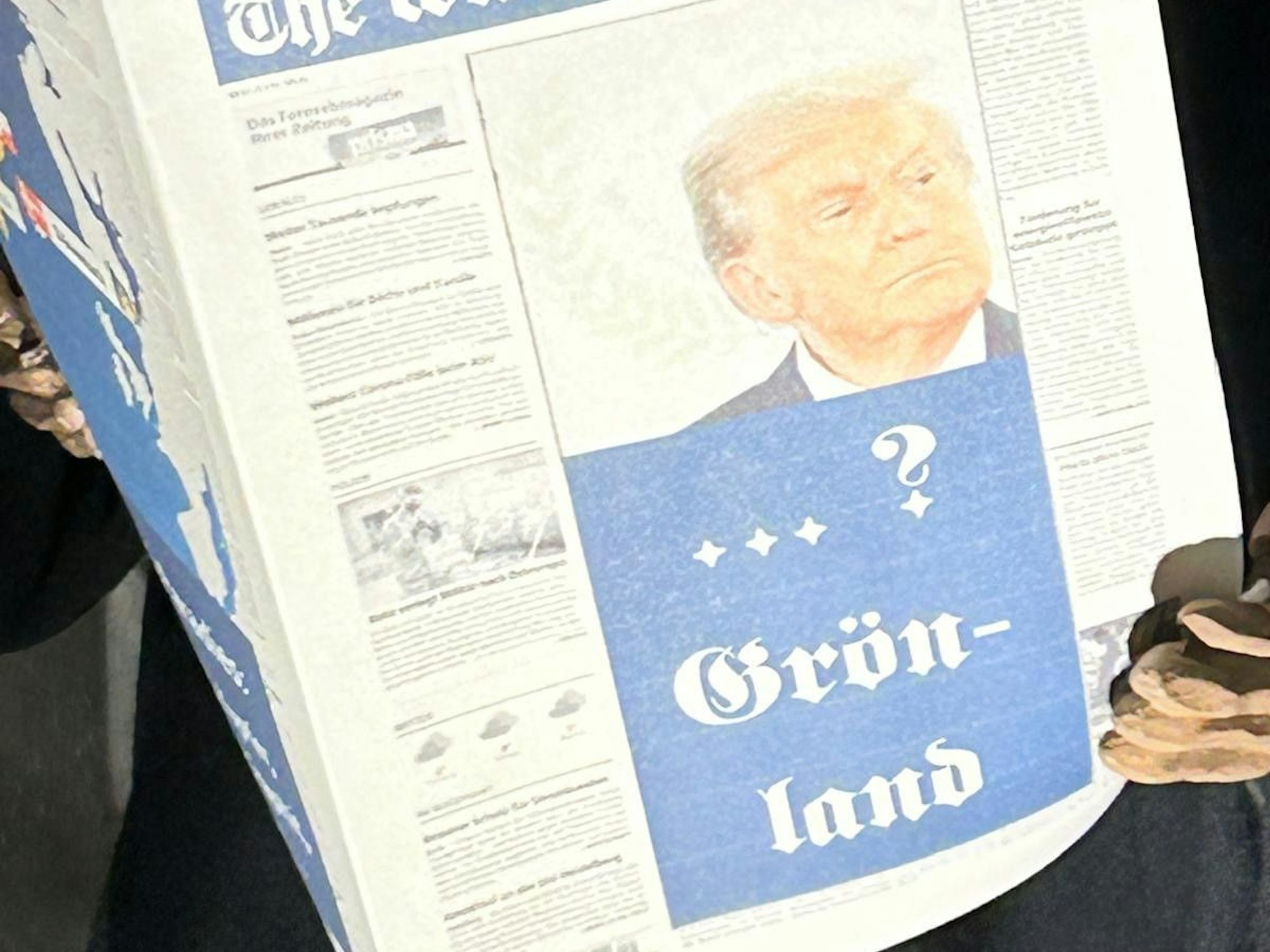 Krippenfigur mit Zeitung