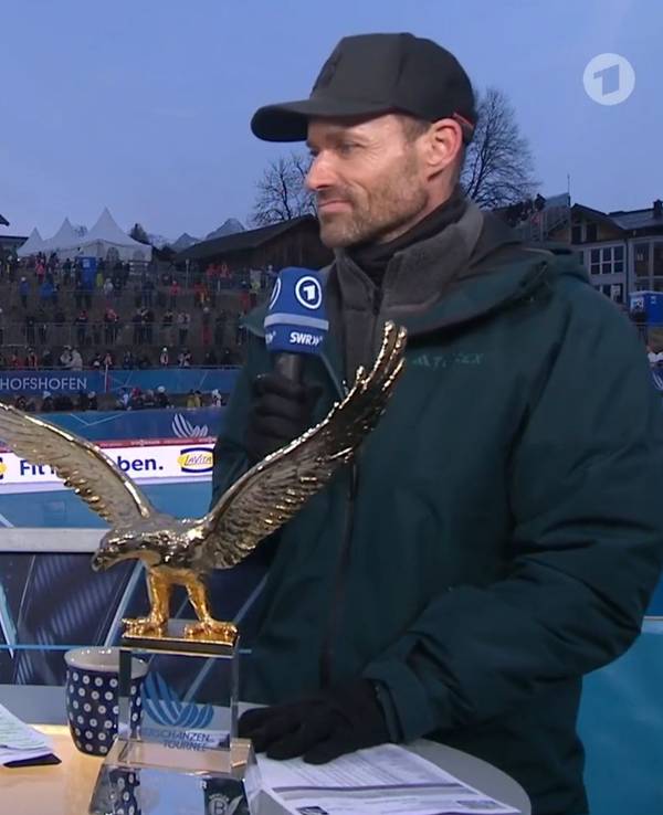 Bei der TV-Übertragung der ARD sprechen Lea Wagner und Sven Hannawald.