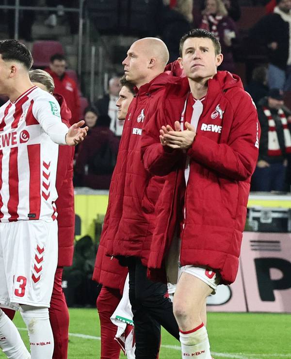 Ragnar Ache (mit Kapuze) im Gespräch mit Said El Mala (beide 1. FC Köln) nach dem 0:1 gegen Union Berlin am 20. Dezember 2025.
