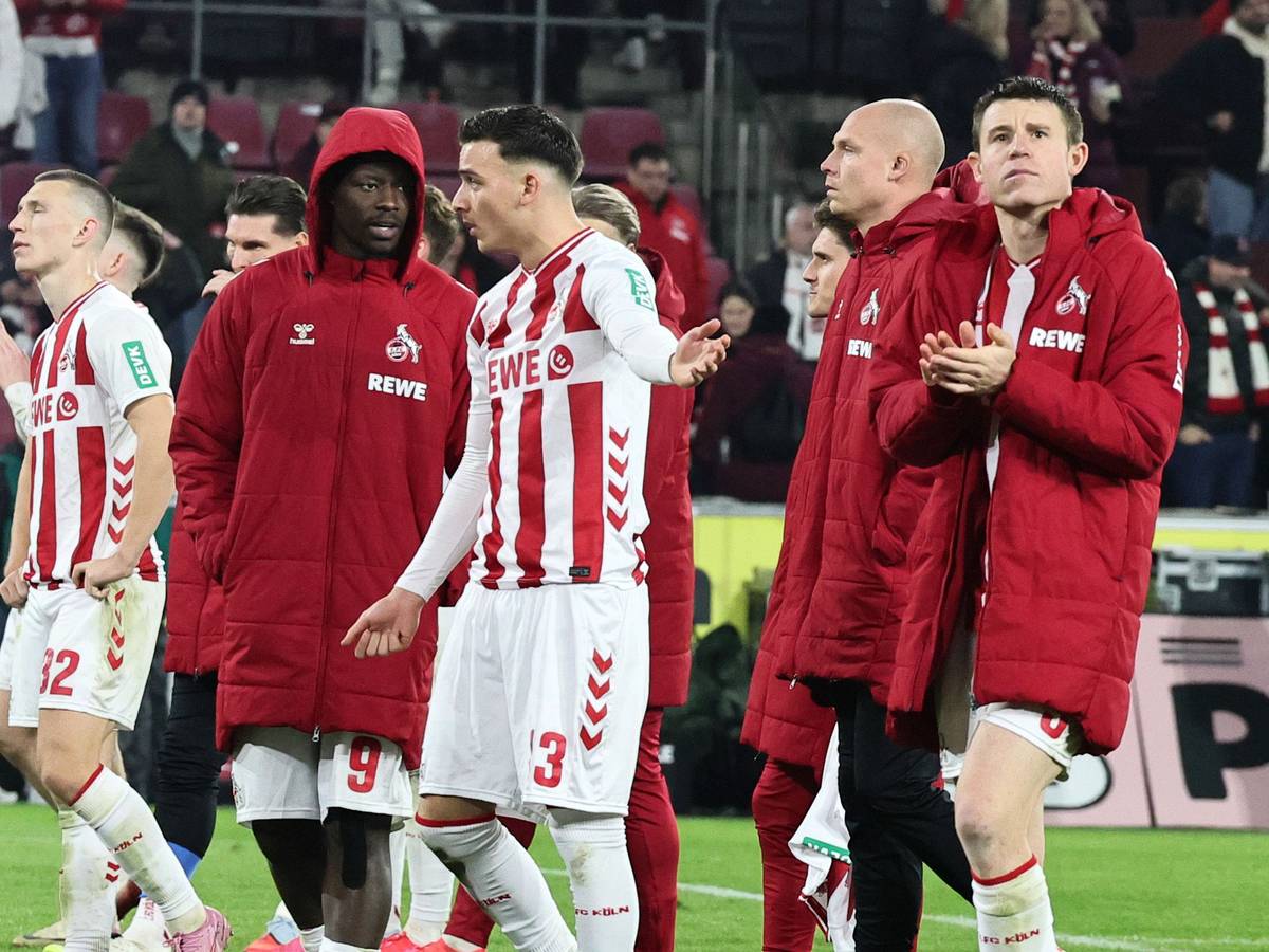 Ragnar Ache (mit Kapuze) im Gespräch mit Said El Mala (beide 1. FC Köln) nach dem 0:1 gegen Union Berlin am 20. Dezember 2025.