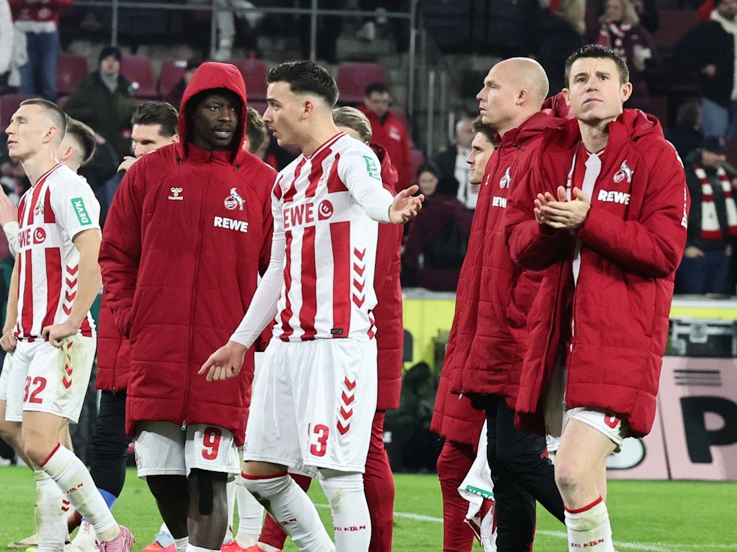 Ragnar Ache (mit Kapuze) im Gespräch mit Said El Mala (beide 1. FC Köln) nach dem 0:1 gegen Union Berlin am 20. Dezember 2025.