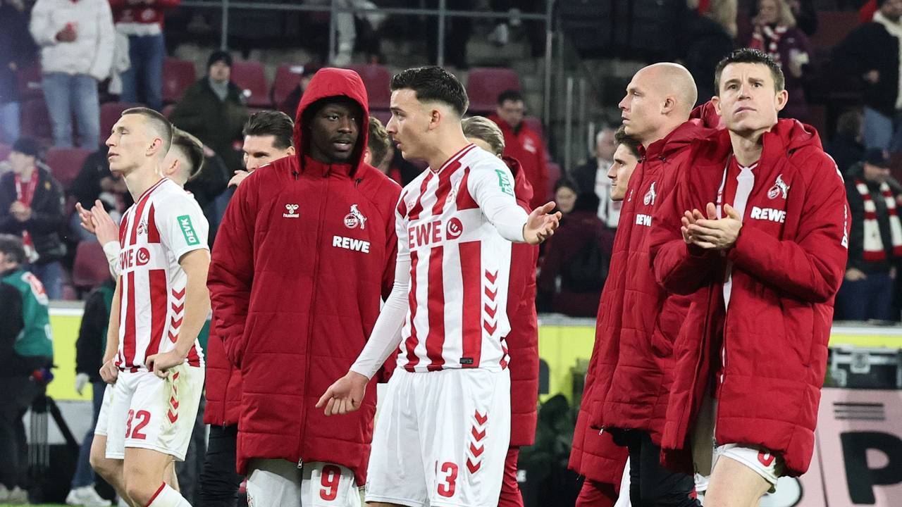 Ragnar Ache (mit Kapuze) im Gespräch mit Said El Mala (beide 1. FC Köln) nach dem 0:1 gegen Union Berlin am 20. Dezember 2025.