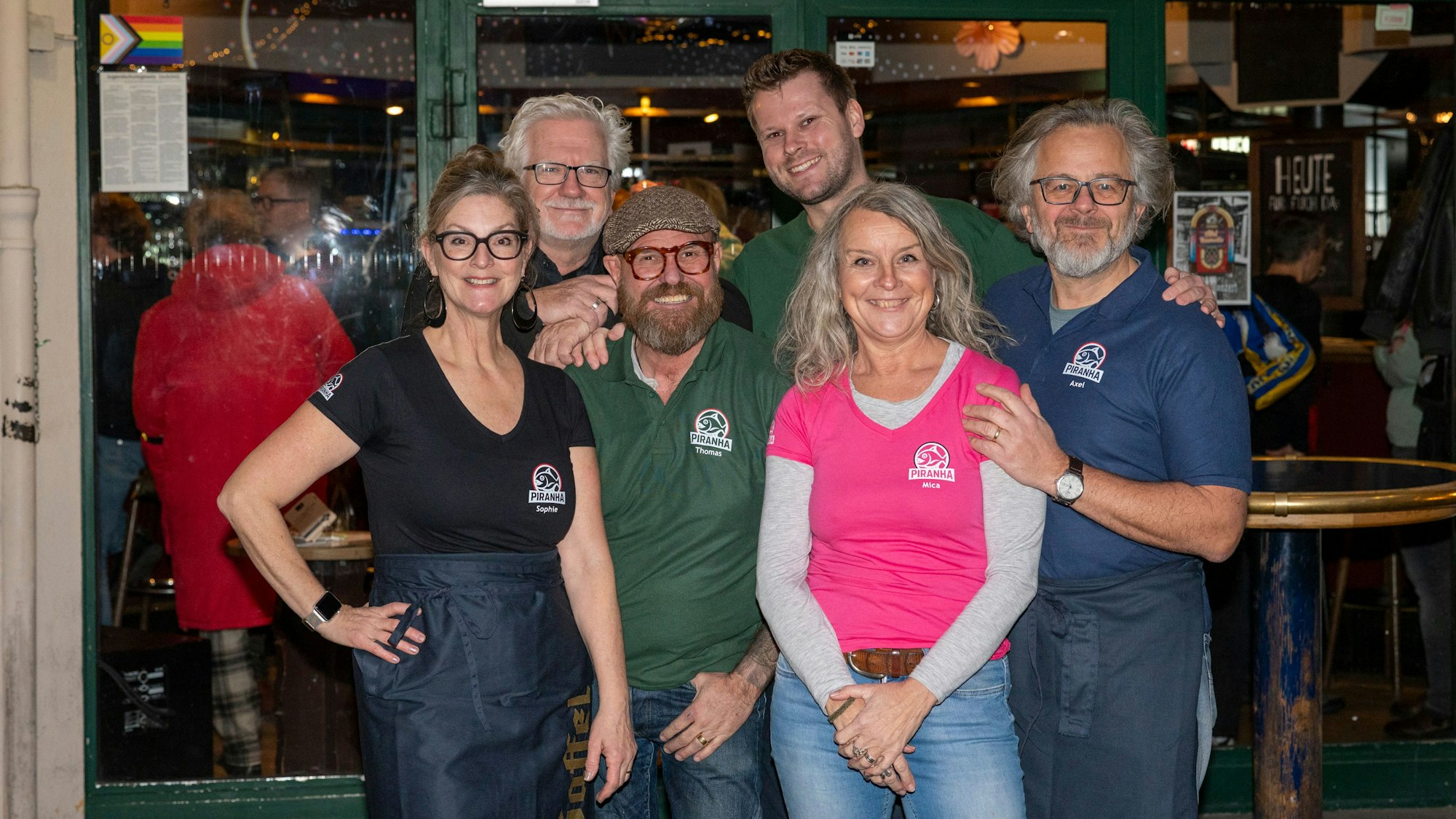 Die neuen Betreiber der Piranha-Bar in Köln posieren in ihrer Kneipe.