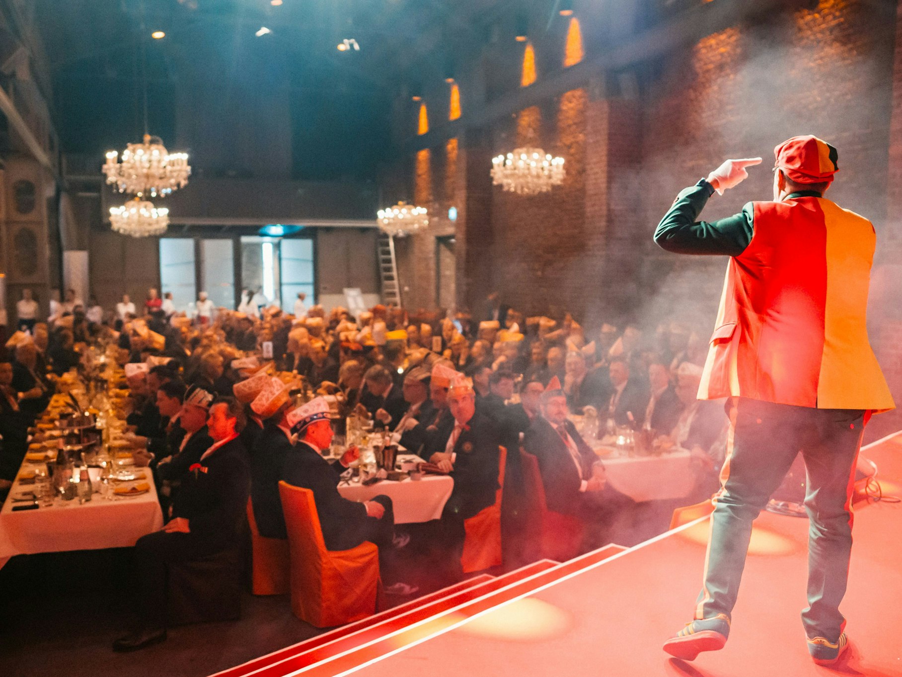 Jörg Runge bei seiner Rede auf der Bühne.