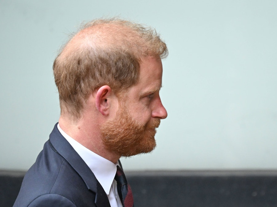 Prinz Harry in Nahaufnahme, seitlich gesehen