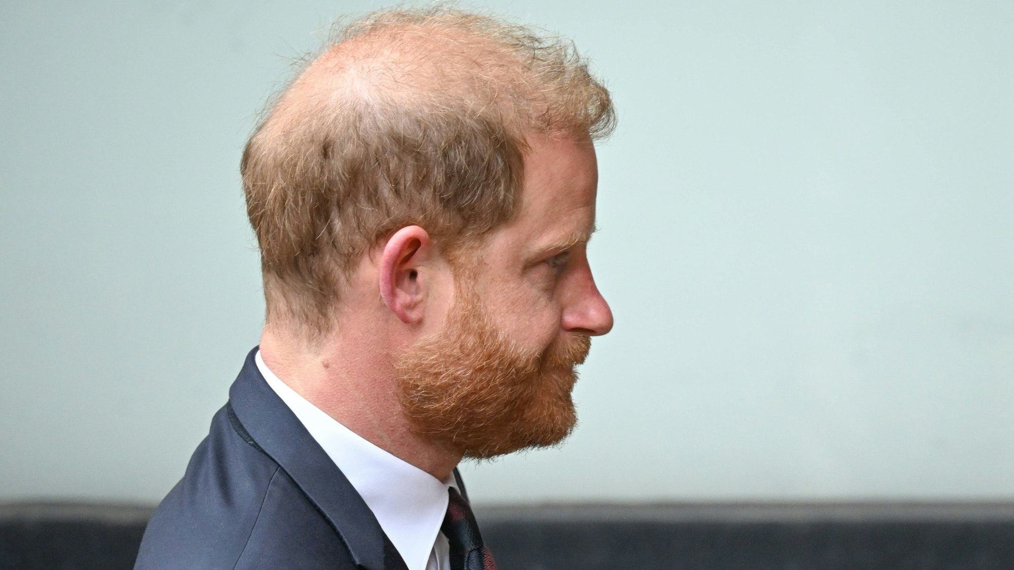 Prinz Harry in Nahaufnahme, seitlich gesehen