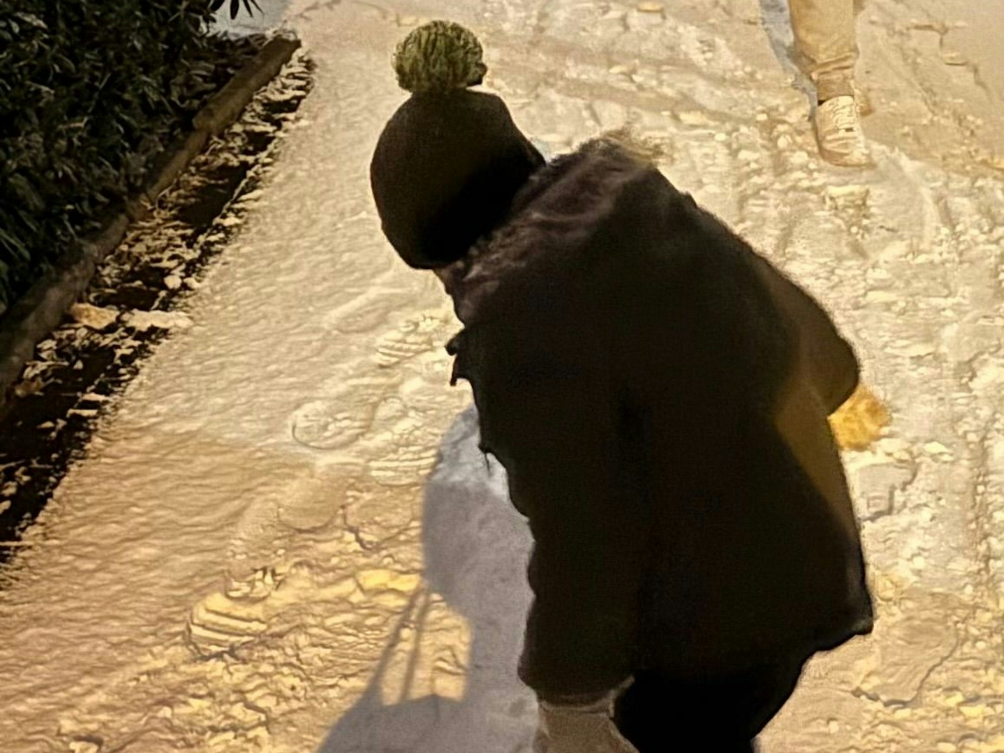 Ein Kind spielt im Schnee.