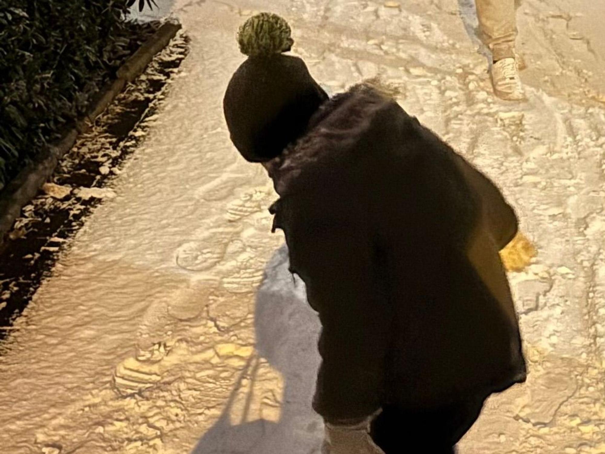 Ein Kind spielt im Schnee.