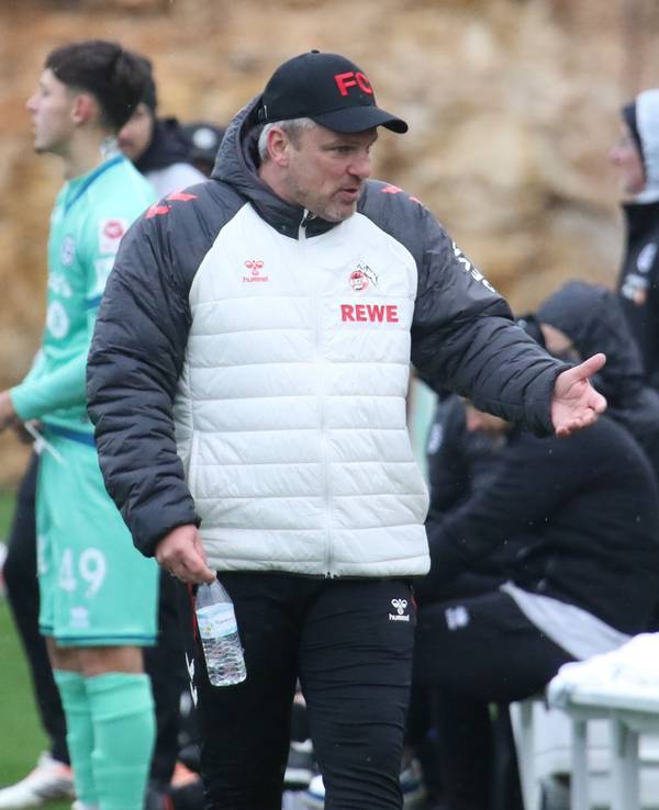 Kölns Trainer Lukas Kwasniok gestikuliert an der Seitenlinie.