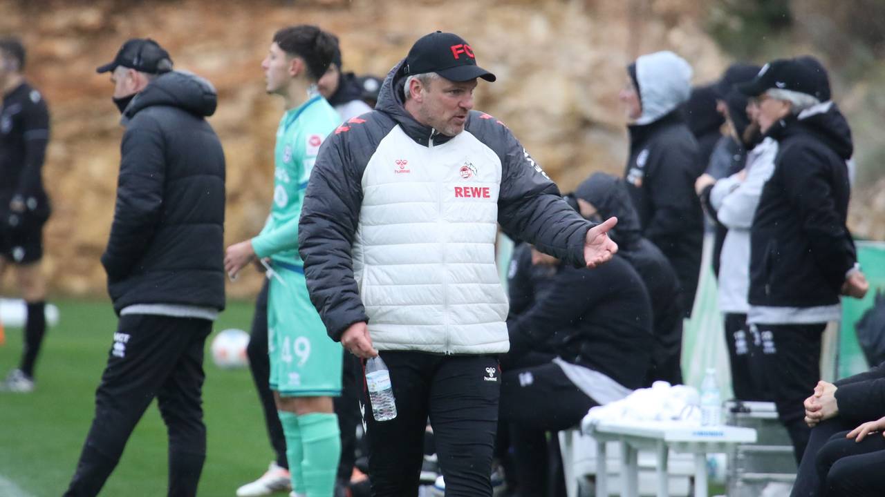 Kölns Trainer Lukas Kwasniok gestikuliert an der Seitenlinie.