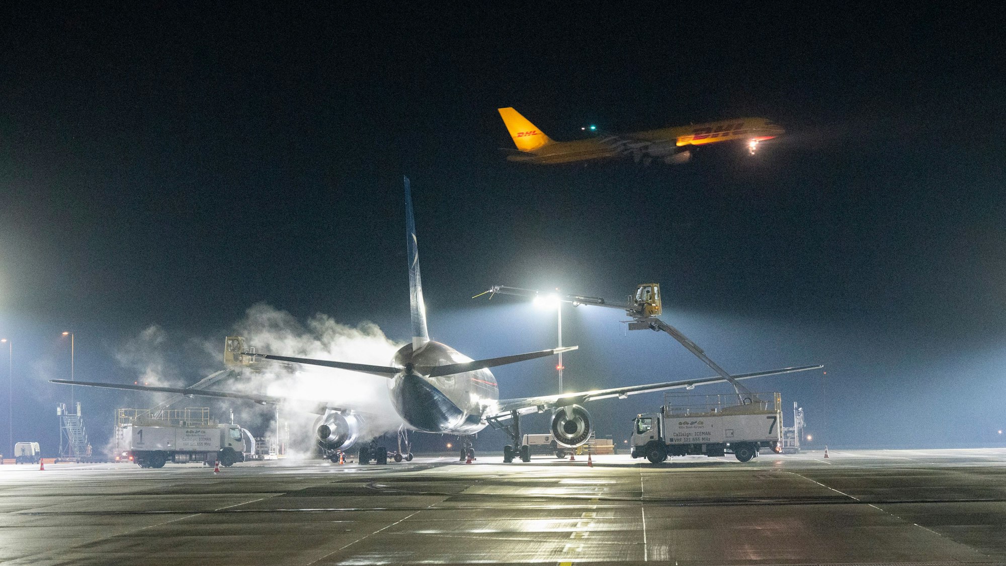 Ein Flugzeug wird enteist.