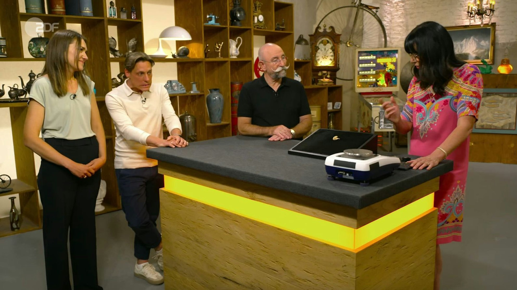 Sara und Sebastian aus Mülheim an der Ruhr hielten ihre Brosche für wenig spektakulär und wollten sie ohne großes Bedauern bei Horst Lichter in der Montagsausgabe von „Bares für Rares“ abgeben. Doch in der ZDF-Trödelshow nahm die Geschichte eine überraschende Wendung - dank Expertin Heide Rezepa-Zabel ... (Bild: ZDF)