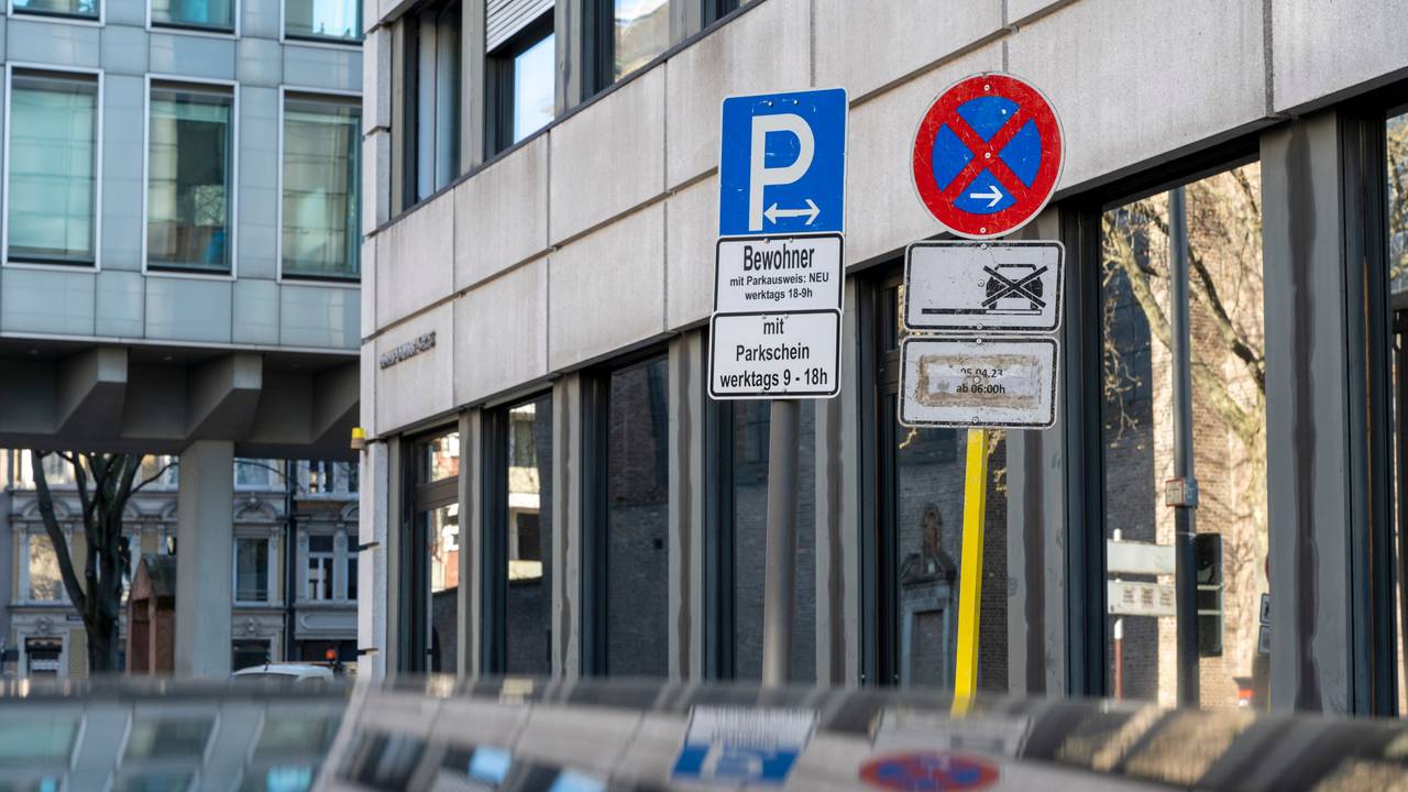 04.04.2023, Köln: Die Regeln für das Anwohnerparken bzw. Bewohnerparken sind umstritten. Foto: Uwe Weiser