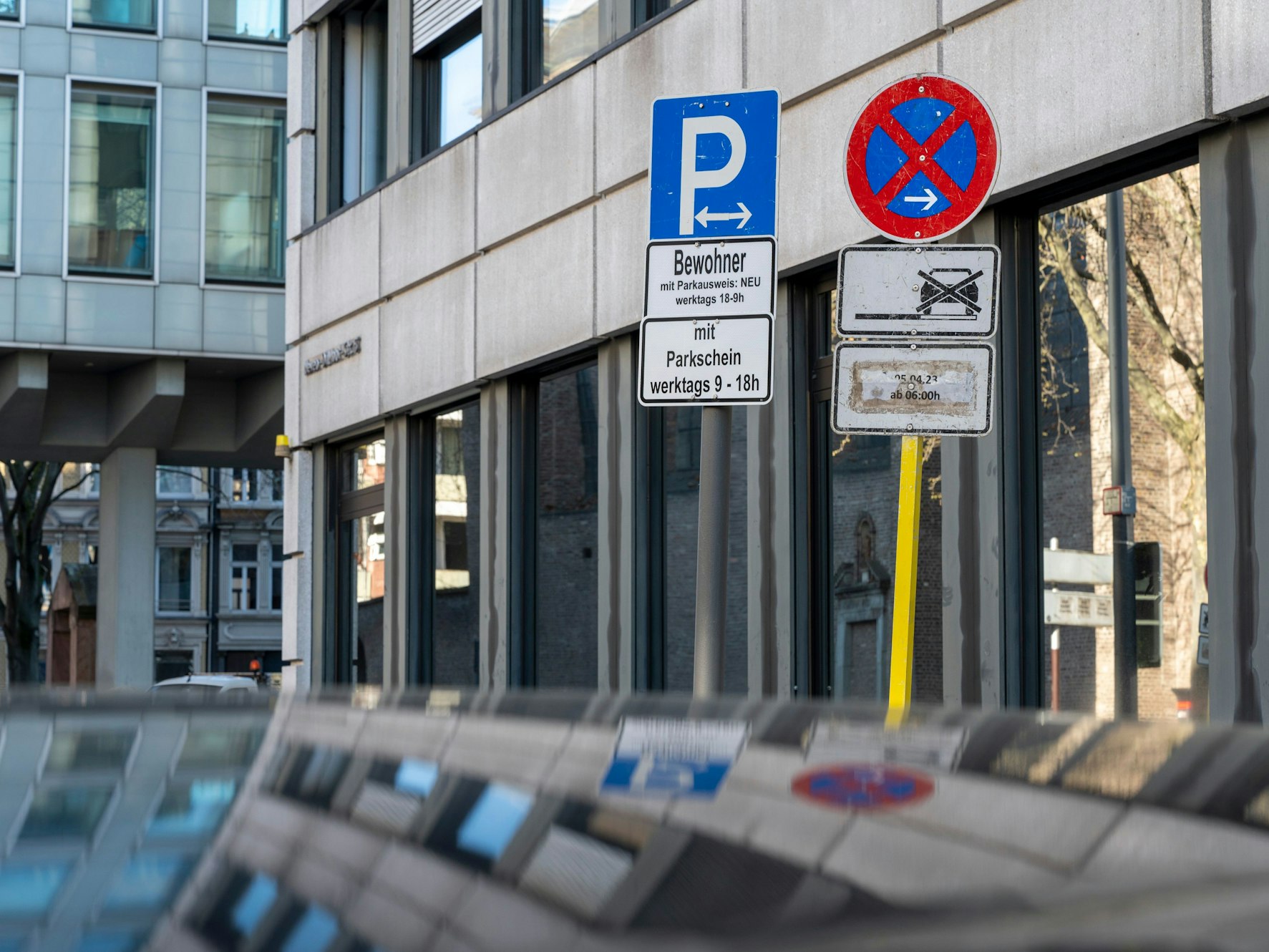 04.04.2023, Köln: Die Regeln für das Anwohnerparken bzw. Bewohnerparken sind umstritten. Foto: Uwe Weiser