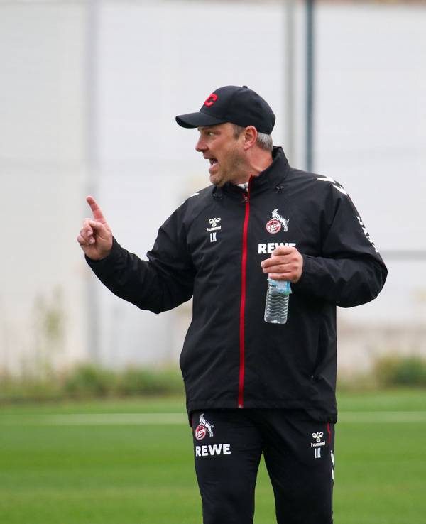 Lukas Kwasniok gibt Anweisungen im Training beim 1. FC Köln.