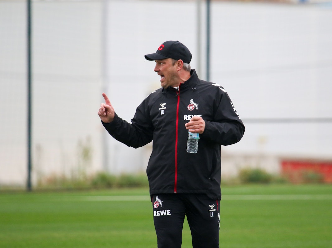 Lukas Kwasniok gibt Anweisungen im Training beim 1. FC Köln.