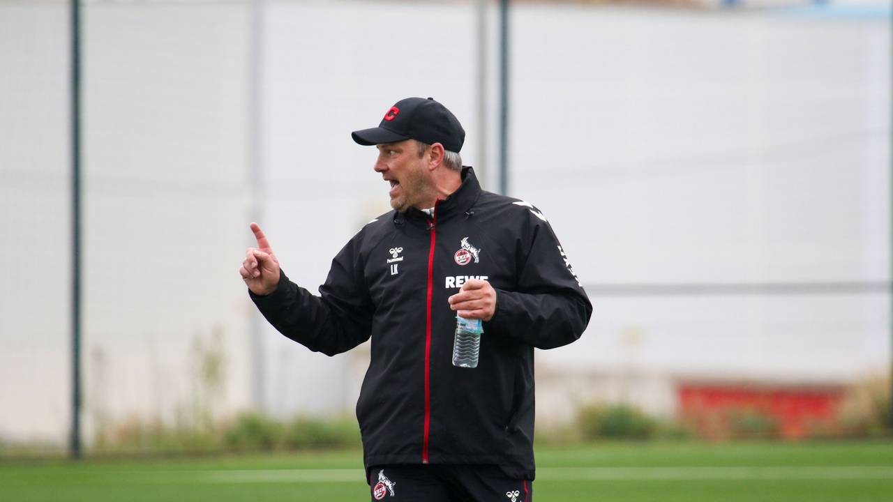 Lukas Kwasniok gibt Anweisungen im Training beim 1. FC Köln.