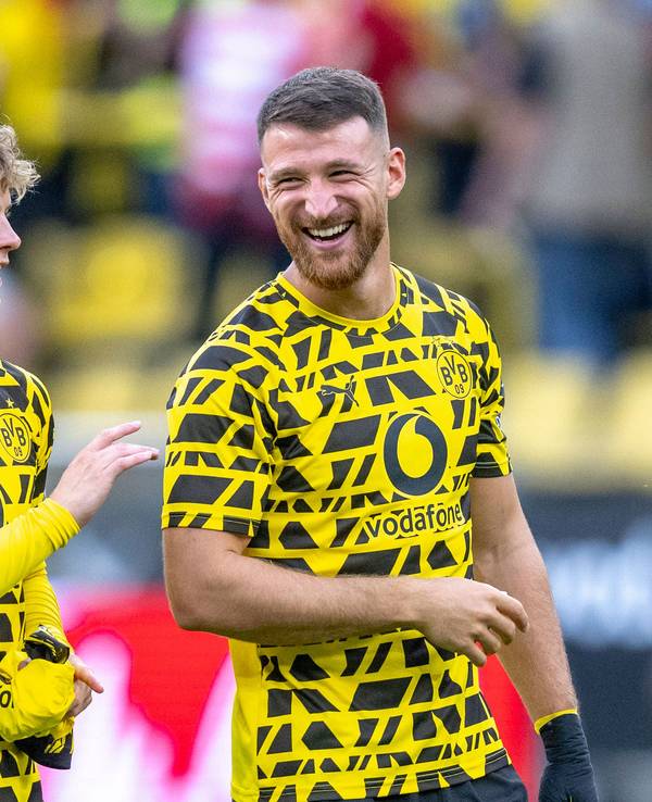 Cole Campbell und Salih Özcan unterhalten sich auf dem Platz.