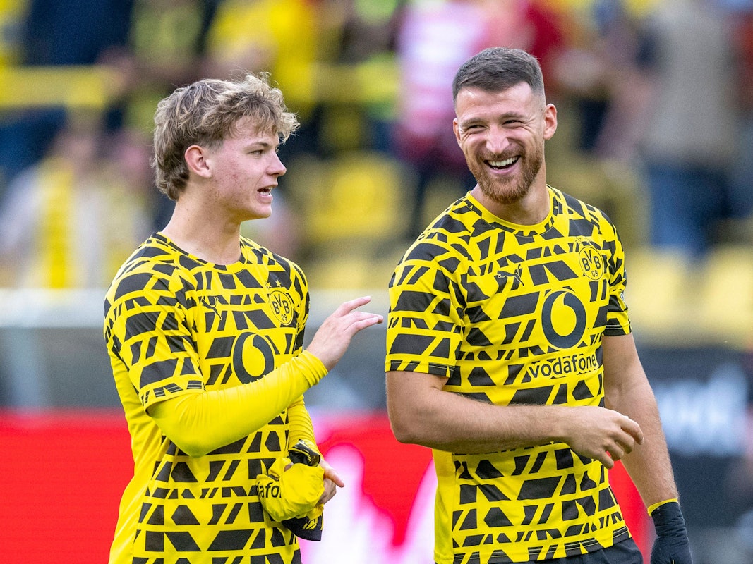 Cole Campbell und Salih Özcan unterhalten sich auf dem Platz.