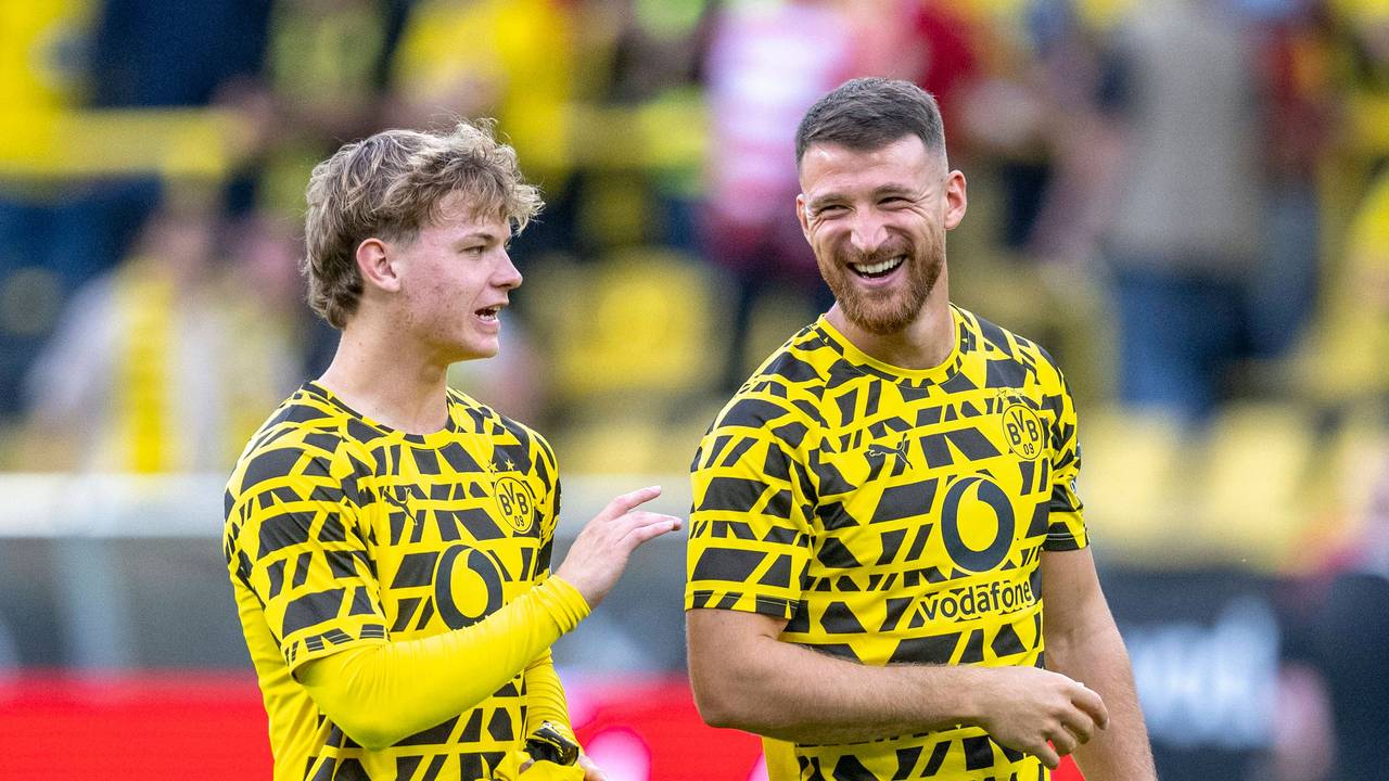 Cole Campbell und Salih Özcan unterhalten sich auf dem Platz.