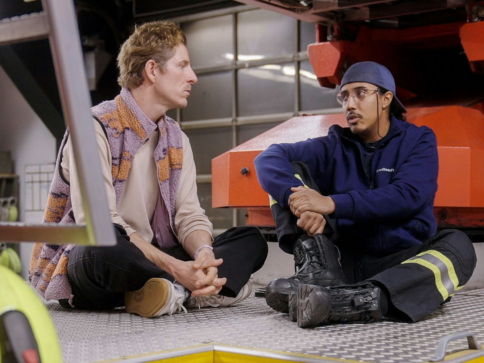 Feuerwehrmann Antoni (rechts) ist es wichtig, Kinder und Jugendliche für die Gefahr von Feuerwerkskörpern zu sensibilisieren. (Bild: rbb / Lucas Radermacher)