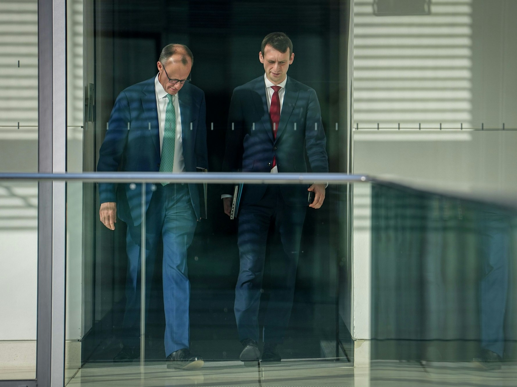 Friedrich Merz und sein bisheriger Büroleiter Jacob Schrot gehen nebeneinander