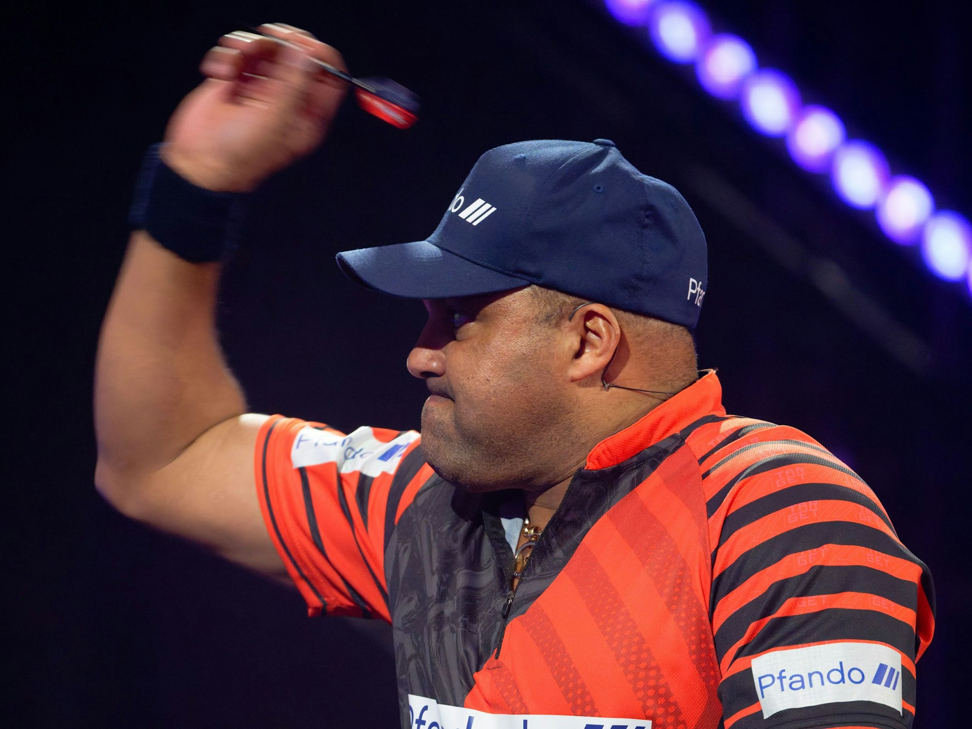 Der Ex-Fußballer Ailton steht bei der Promi-Darts-WM 2026 auf der Bühne.