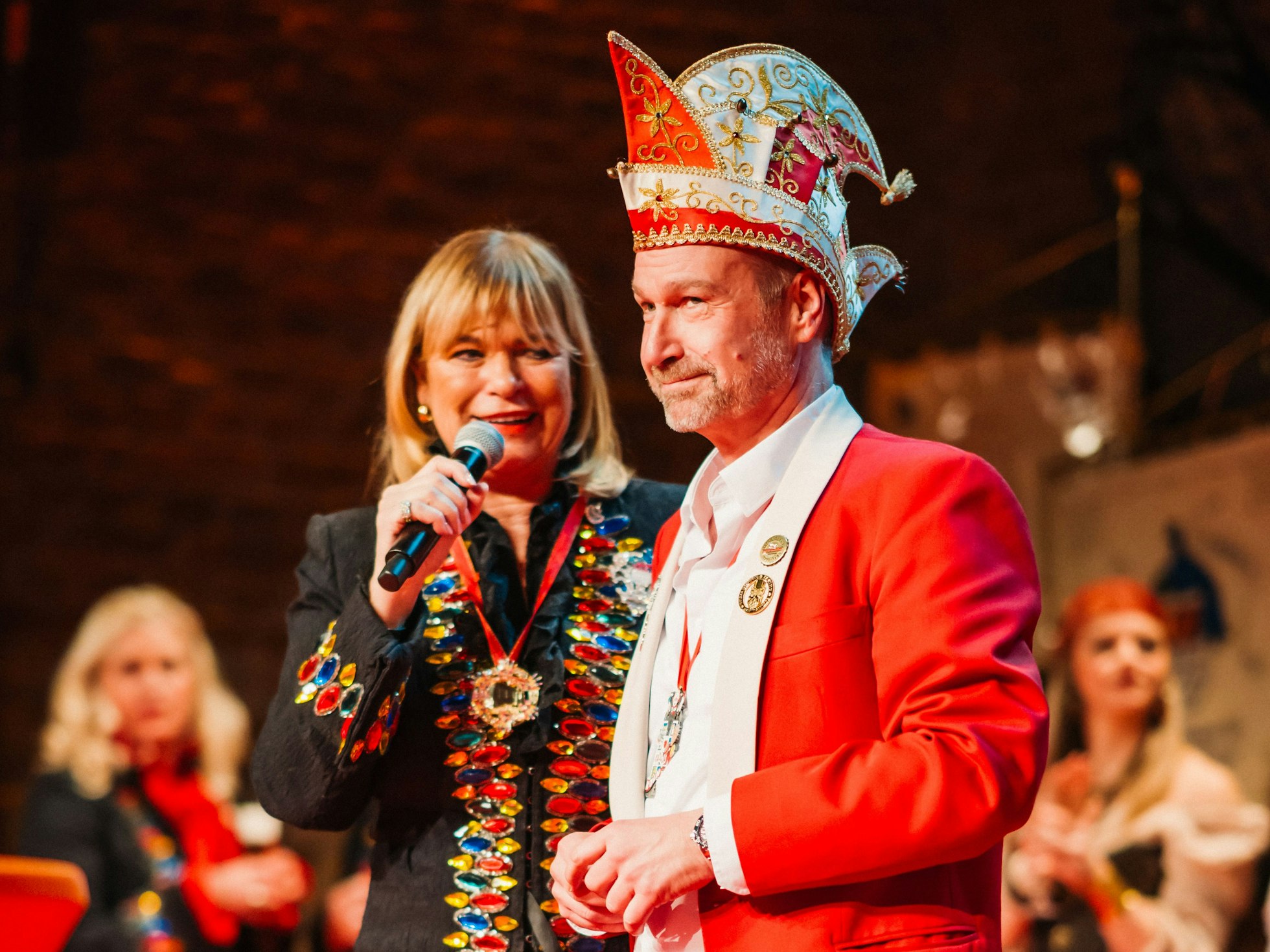 Uschi Braukmann mit Volker Weininger auf der Bühne.