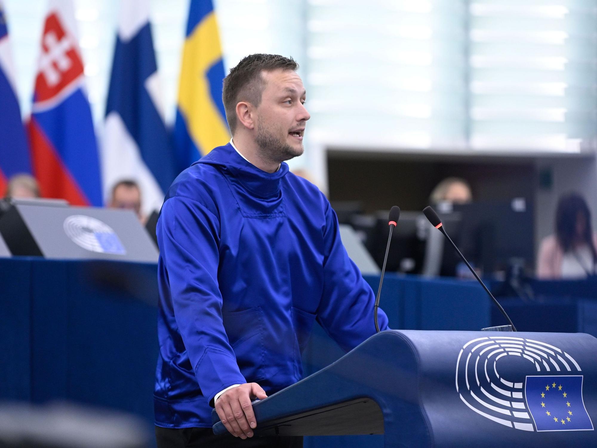 Der grönländische Ministerpräsident Jens-Frederik Nielsen steht am Rednerpult im Europäischen Parlament.