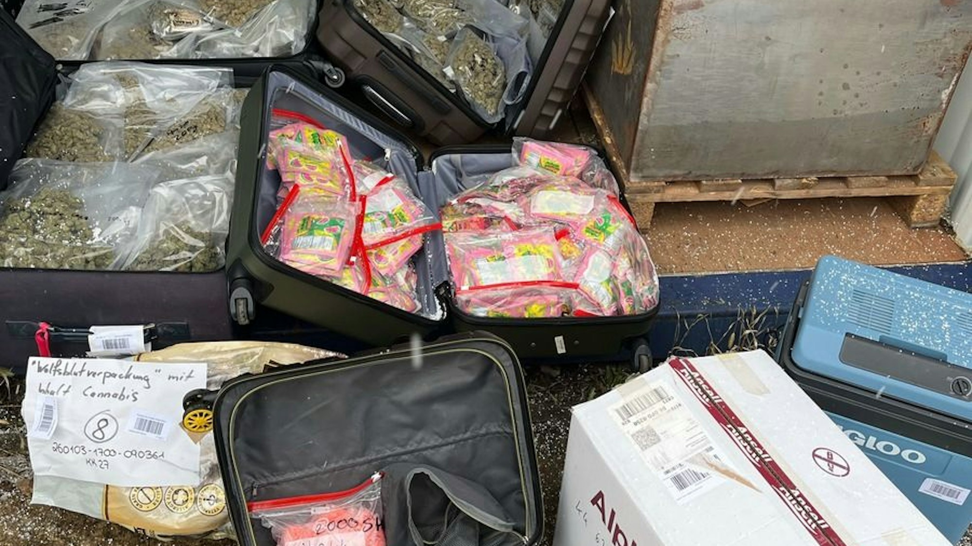 Sichergestellte Drogen, Bargeld und Waffen liegen auf einem Tisch.