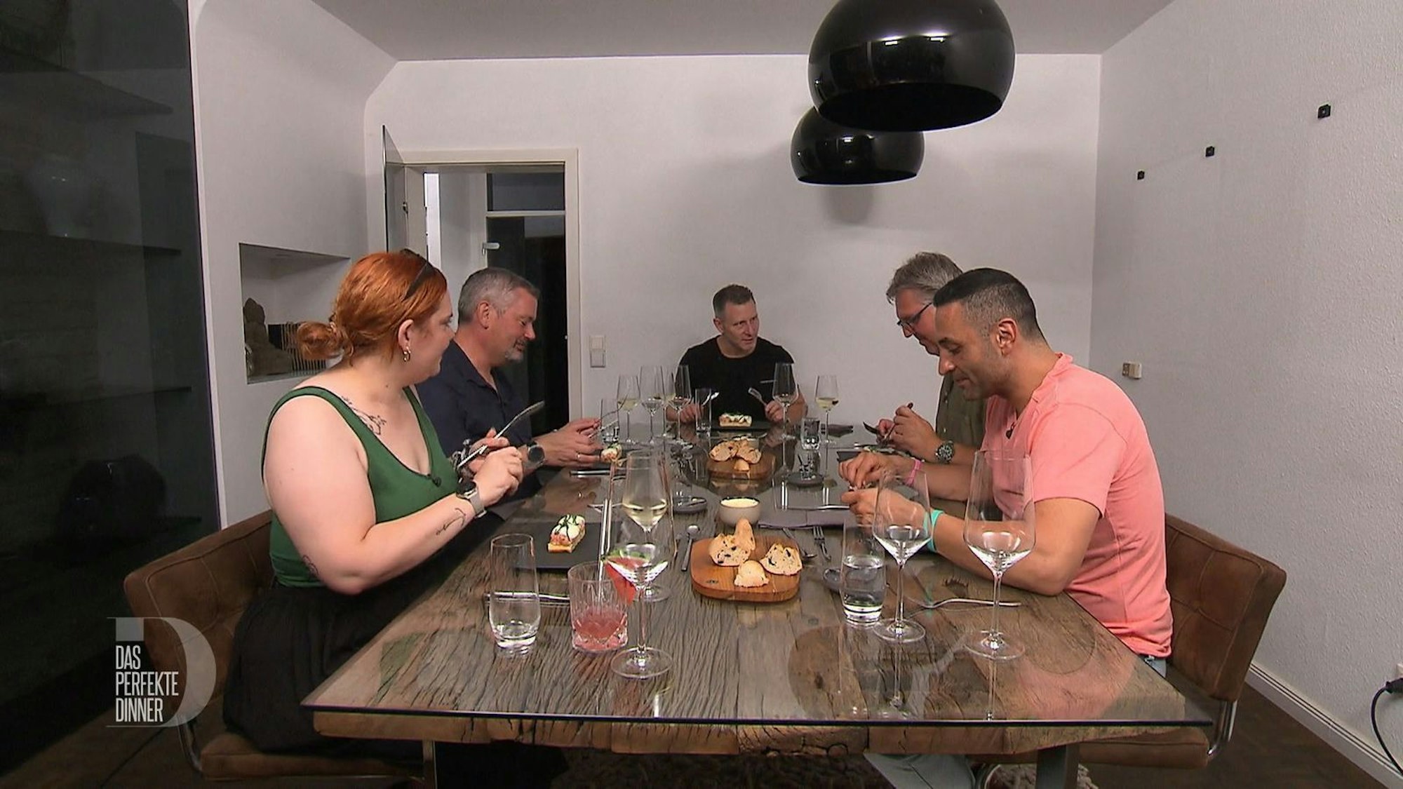 Die Kaviarwaffel mit Lachs-Tatar sieht schon mal sehr vielversprechend aus. Von links: Kira, Sascha, Franky, Andreas und Adib.
(Bild: RTL)