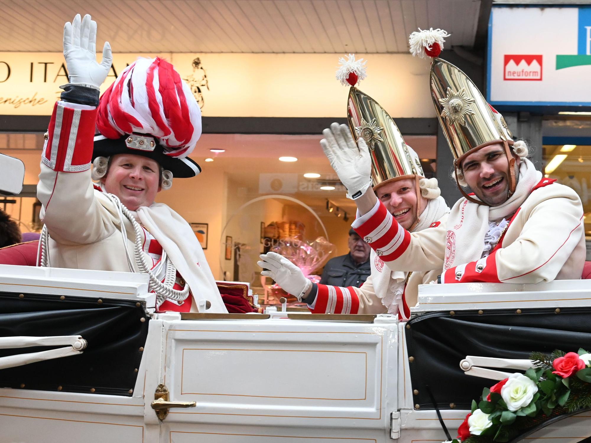 Das designierte Kölner Dreigestirn der Session 2026 im Karneval zieht in die Hofburg ein.