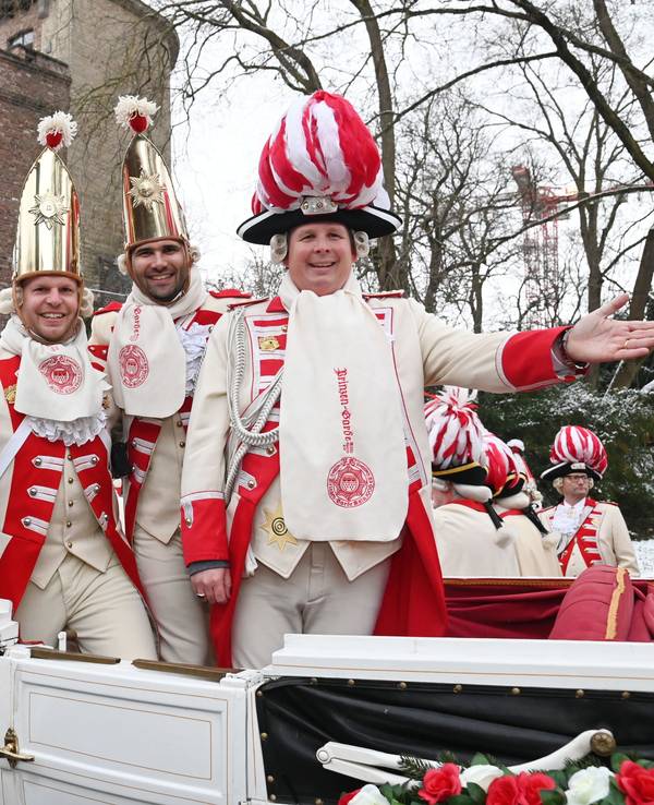 Das designierte Kölner Dreigestirn der Session 2026 im Karneval zieht in die Hofburg ein.