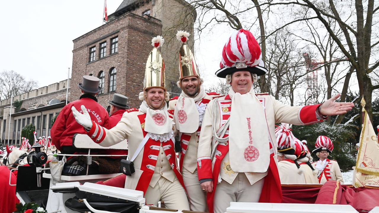 Das designierte Kölner Dreigestirn der Session 2026 im Karneval zieht in die Hofburg ein.