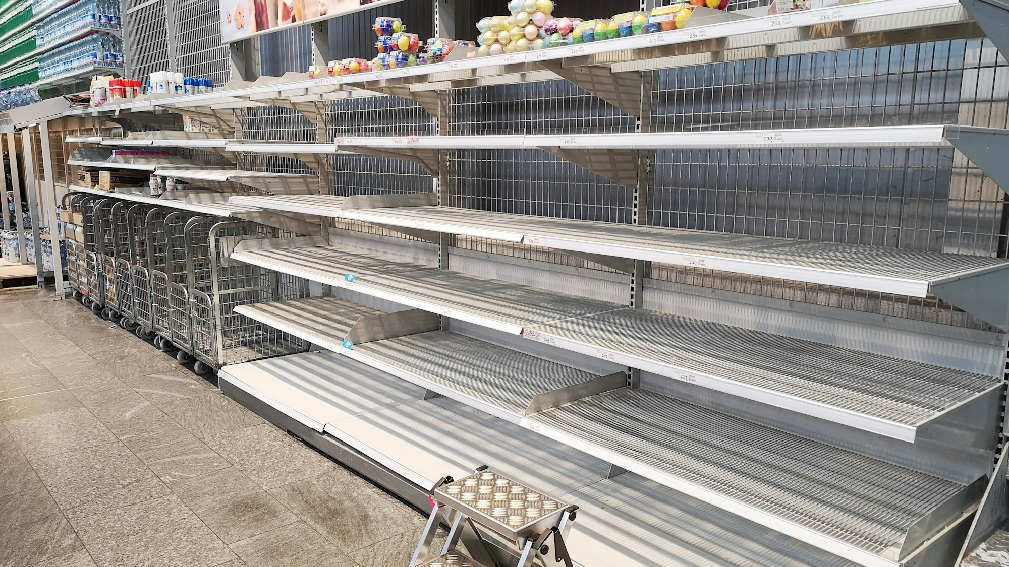 Ein leeres Eier-Regal in einem Supermarkt