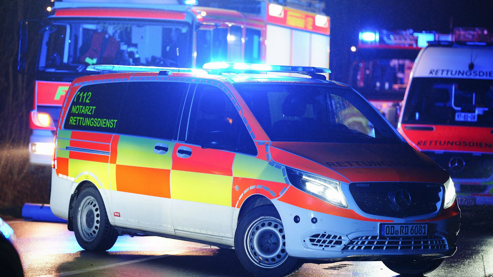 Rettungsfahrzeuge mit Blaulicht im Einsatz