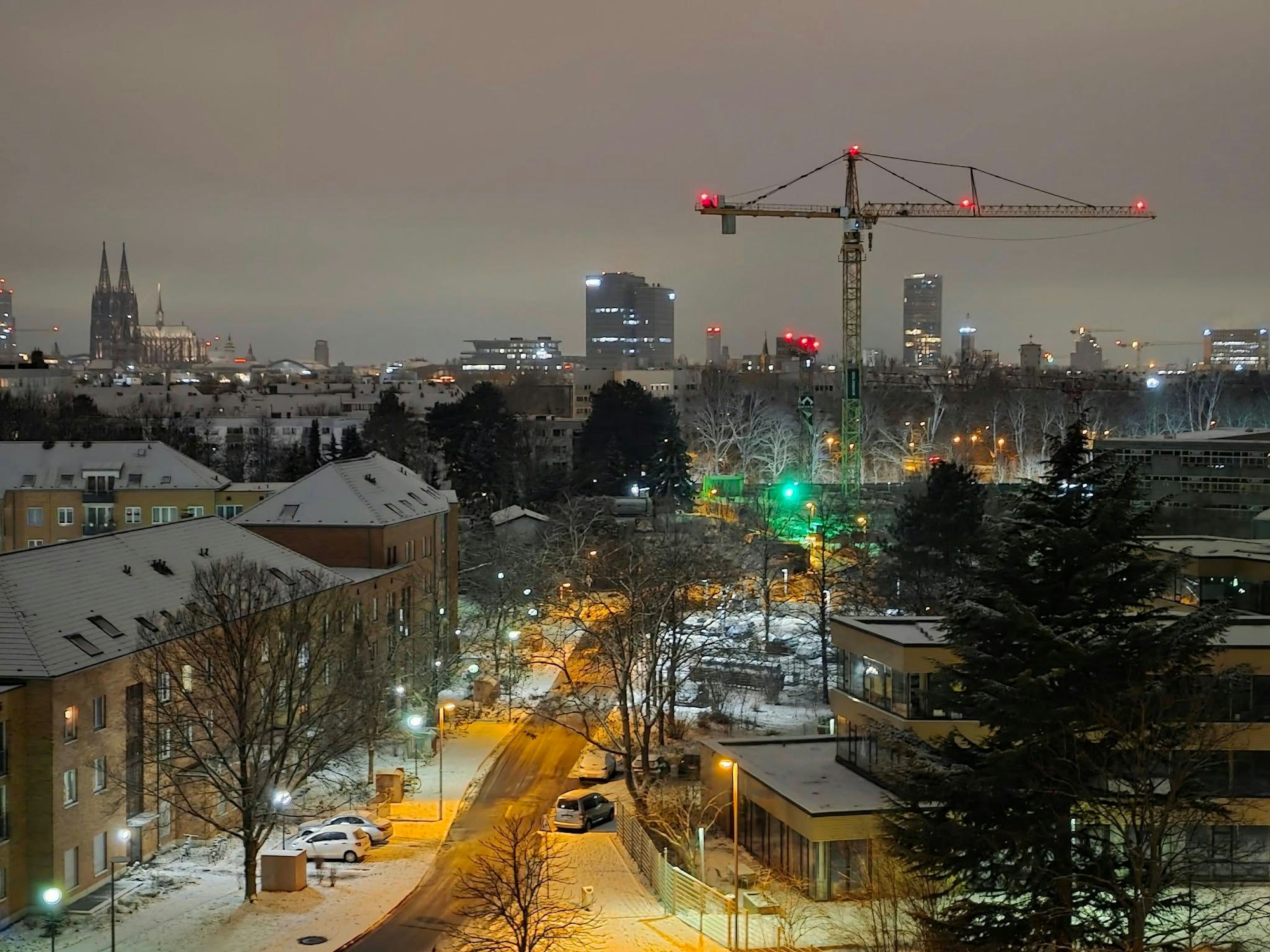 Blick über das verschneite Köln.