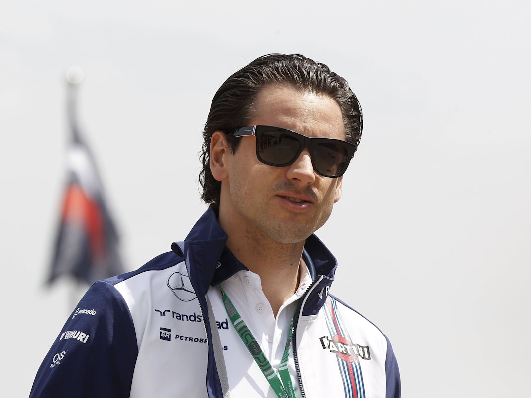 Adrian Sutil mit Cap und Sonnenbrille im Fahrerlager.