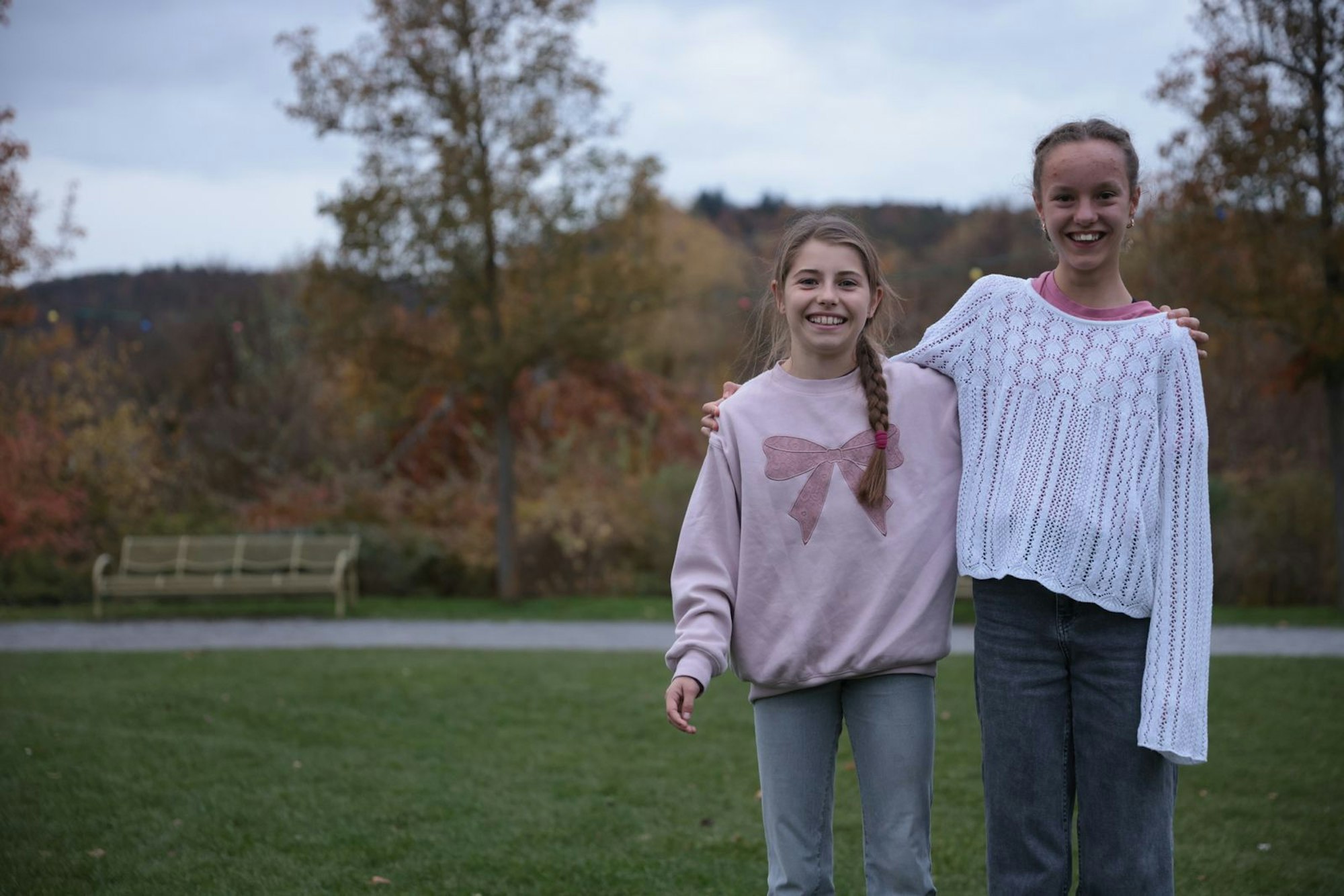 Dank der Magic-Moves-Therapie sind Jule (links) und Anna Freundinnen geworden. (Bild: ZDF / Florian Bentele)