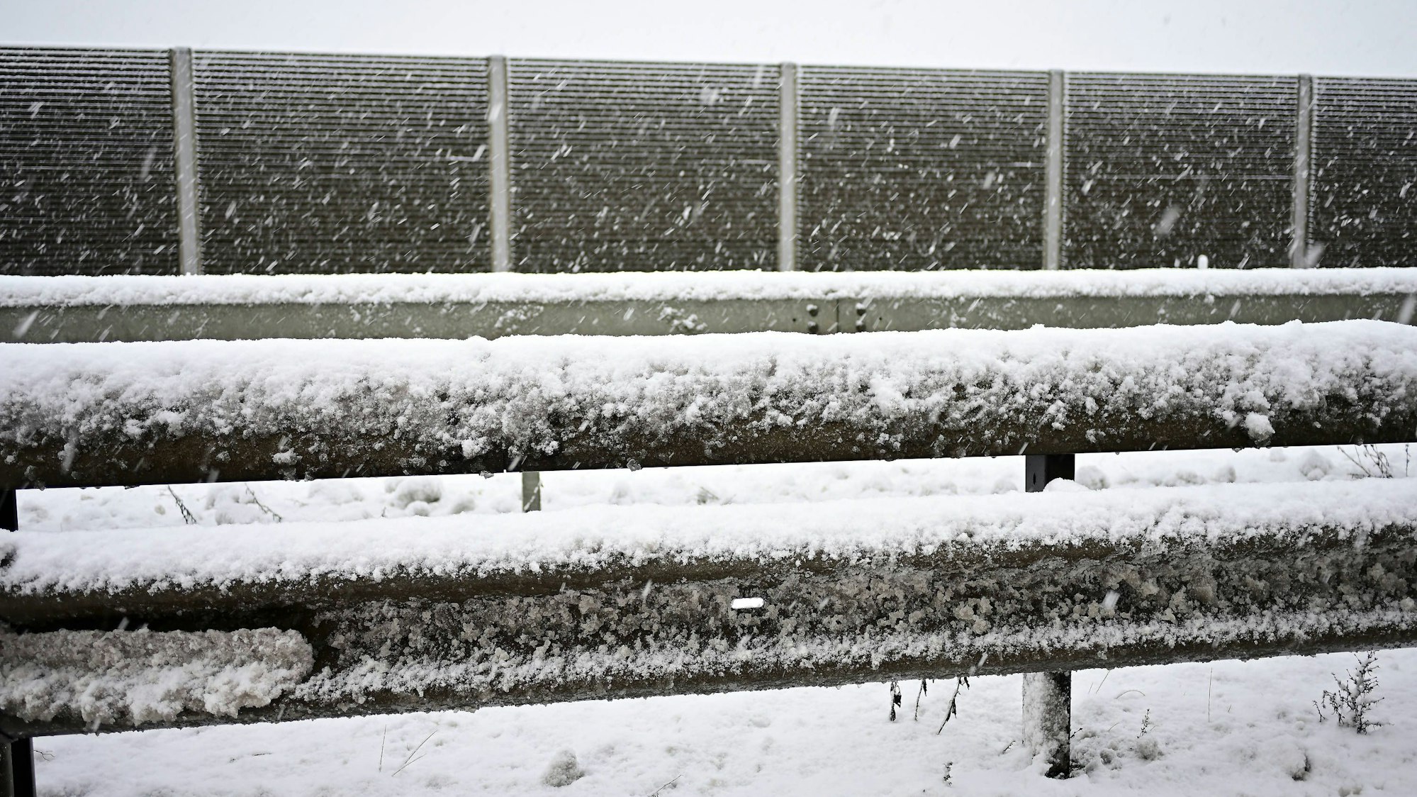 Winterlandschaft mit Schnee auf Barrieren